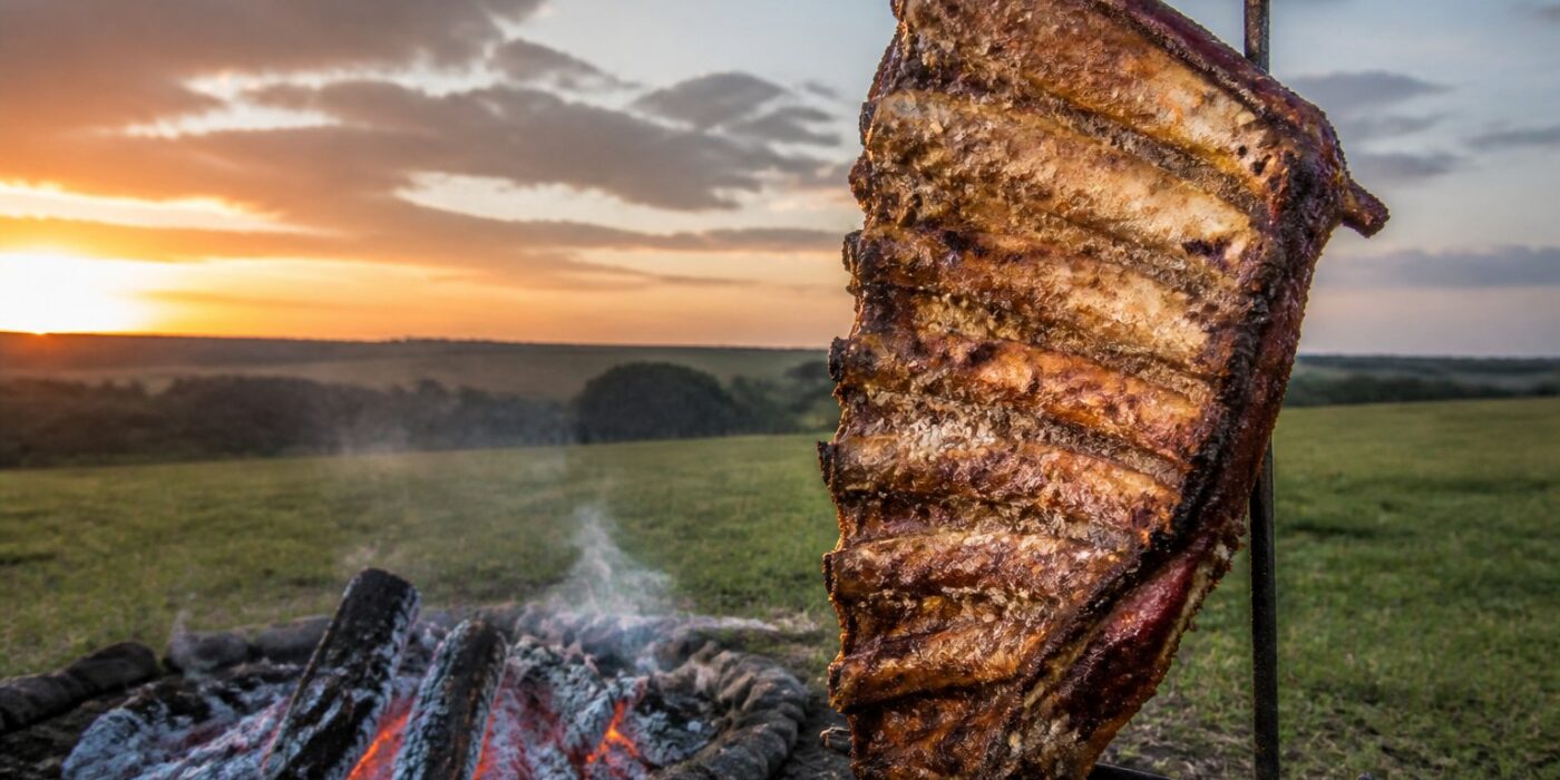 Churrasco em Porto Alegre com carne assando no fogo de chão