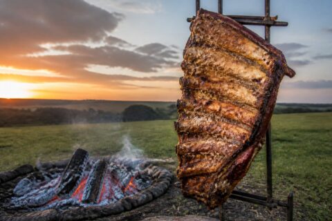Churrasco em Porto Alegre com carne assando no fogo de chão