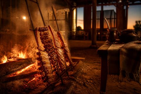 Fogo de chão com espetos de costela e picanha em Porto Alegre