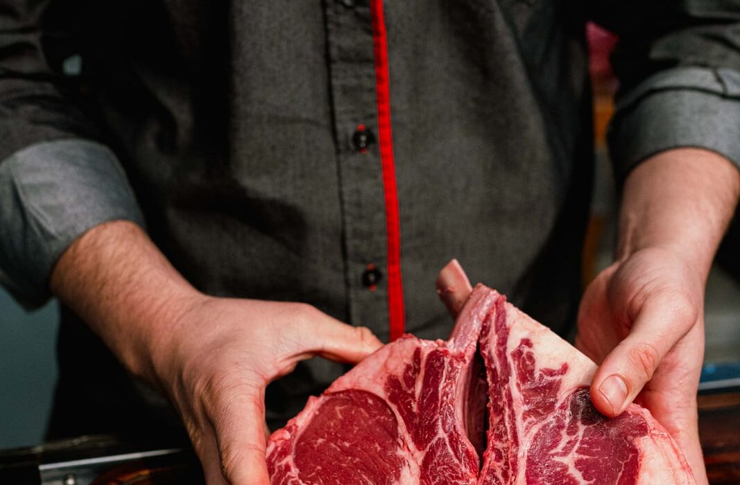 Salão da Churrascaria Santo Antônio, em Porto Alegre, com o churrasco servido no espeto