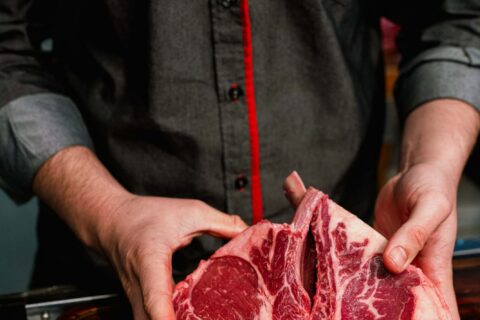 Salão da Churrascaria Santo Antônio, em Porto Alegre, com o churrasco servido no espeto