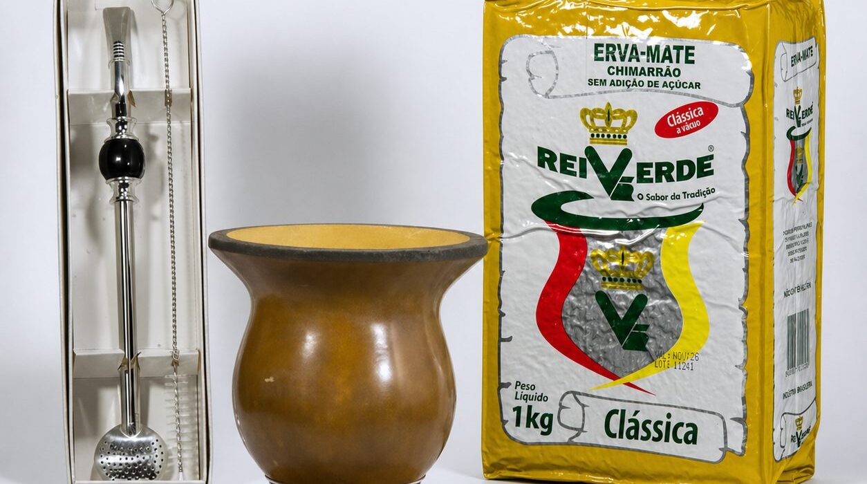 Chimarrao no trabalho: erva-mate, cuia e bomba em Porto Alegre