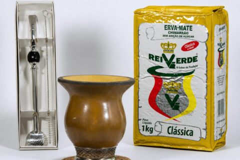 Chimarrao no trabalho: erva-mate, cuia e bomba em Porto Alegre