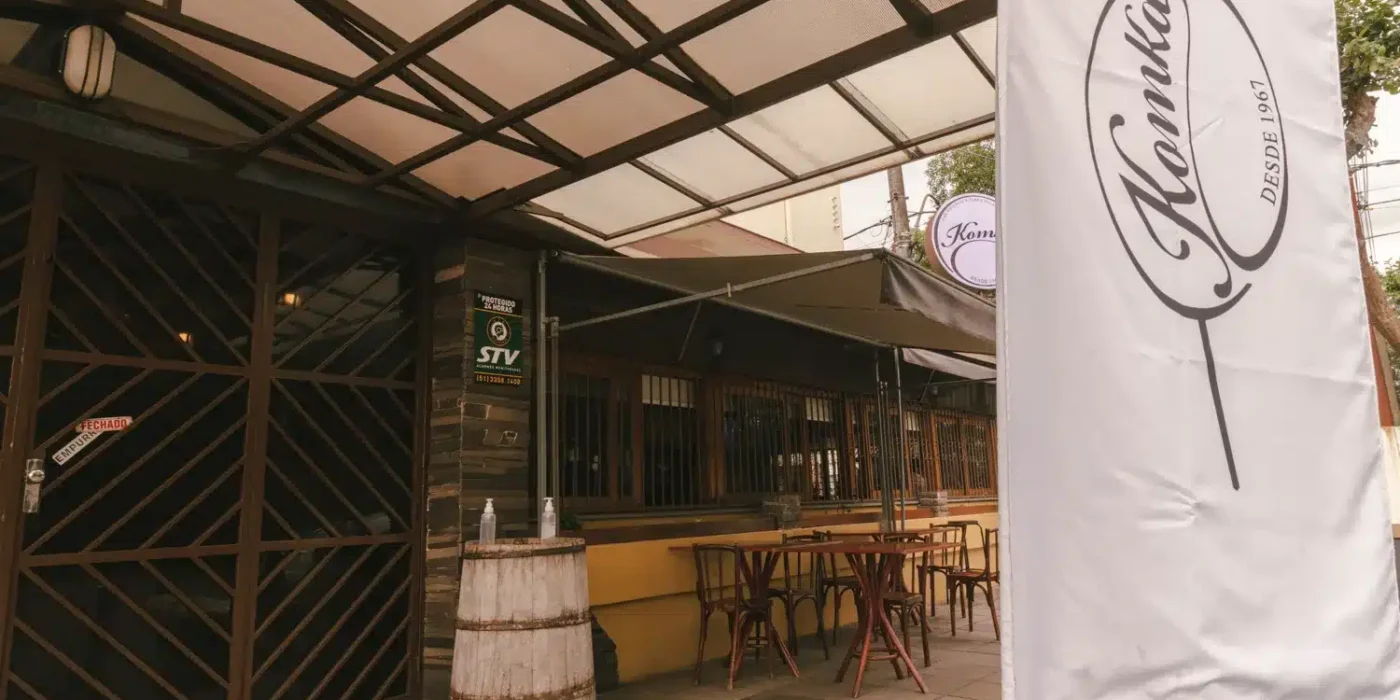 Salão da Churrascaria e Galeteria Komka, em Porto Alegre, tradicional desde 1967