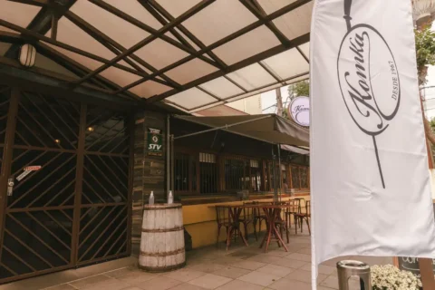 Salão da Churrascaria e Galeteria Komka, em Porto Alegre, tradicional desde 1967