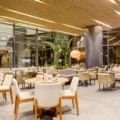 Restaurante Origens, no hotel DoubleTree by Hilton Porto Alegre, com vista para o Guaíba