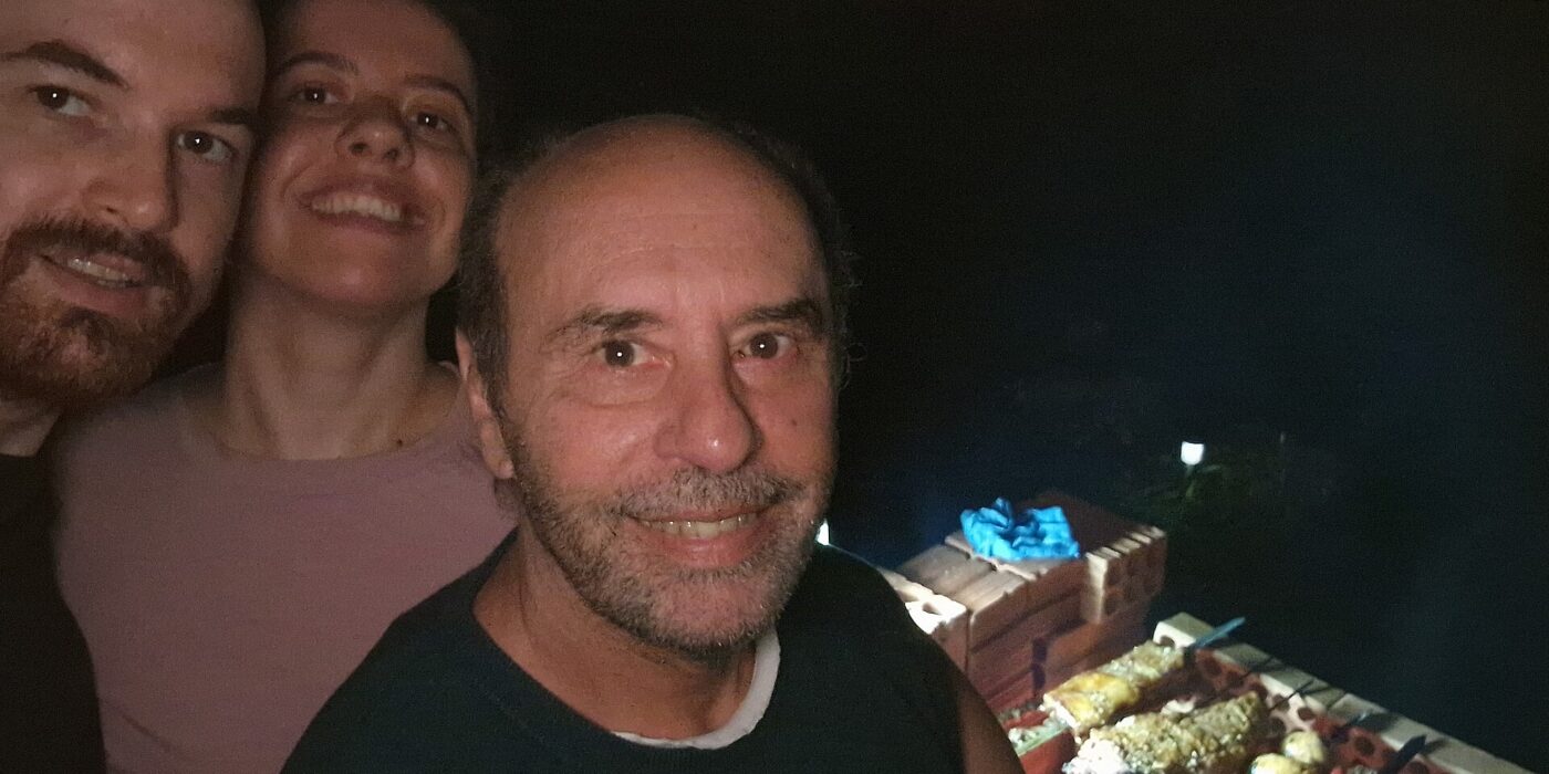 Churrasco gaúcho de fogo de chão com corte de carne assando no espeto no Rio Grande do Sul
