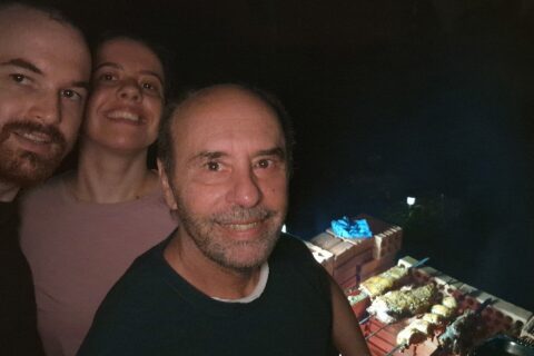 Churrasco gaúcho de fogo de chão com corte de carne assando no espeto no Rio Grande do Sul